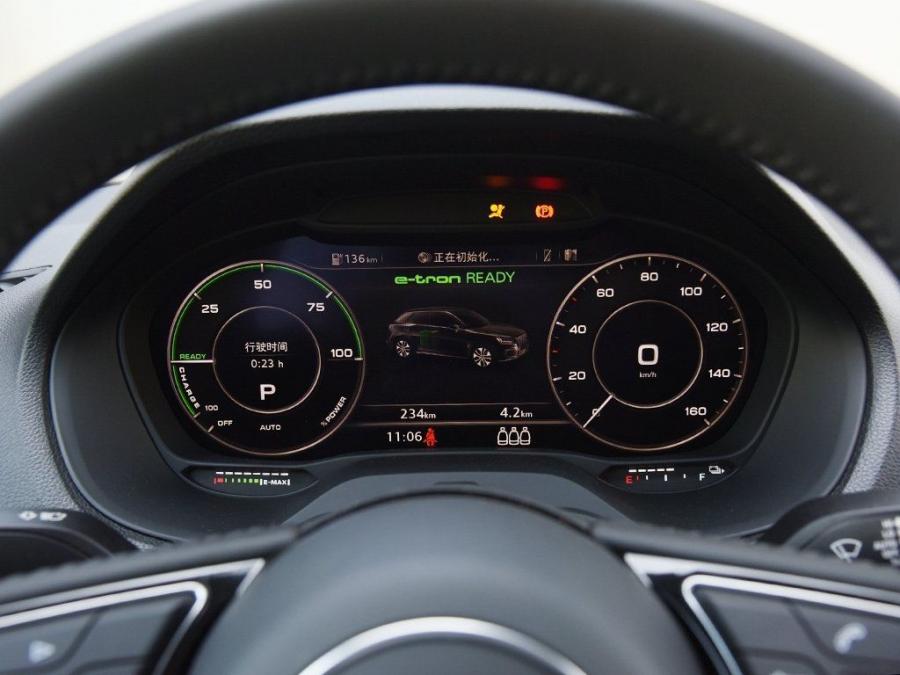 Панель приборов Audi Q2 L 30 e-tron 2019 года  (CN) (фото 11 из 35)